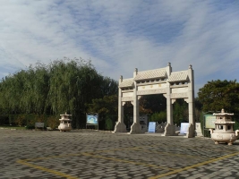 高静园公墓大门